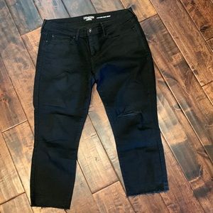 Denizen from Levi’s - slim black crop jean capris. Low rise. Size 13 Juniors EUC